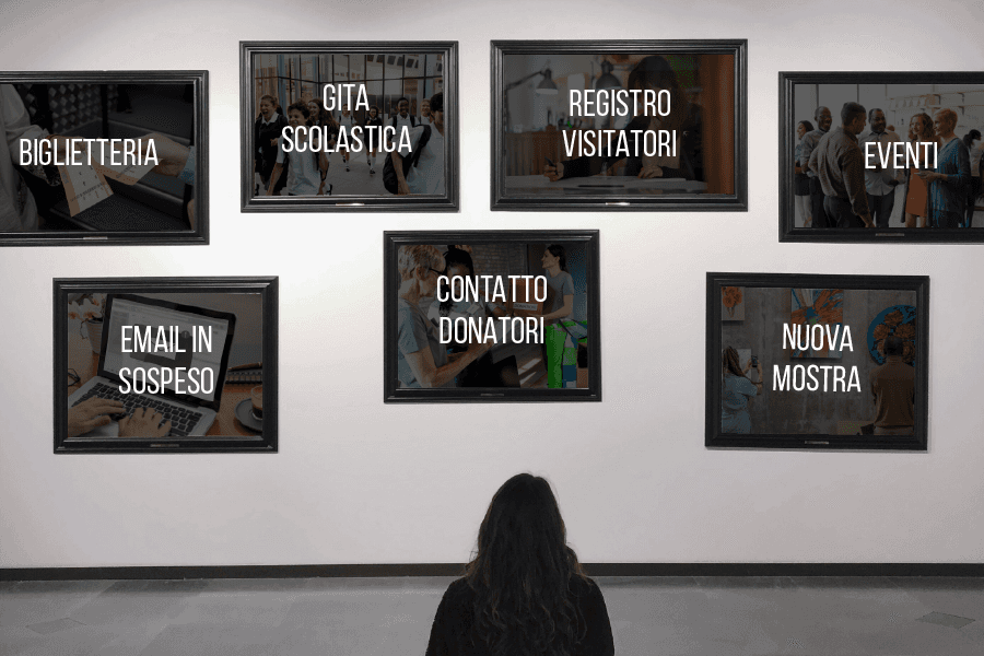 Operatore museale guarda schermi digitali con attività CRM come biglietti e mostre.